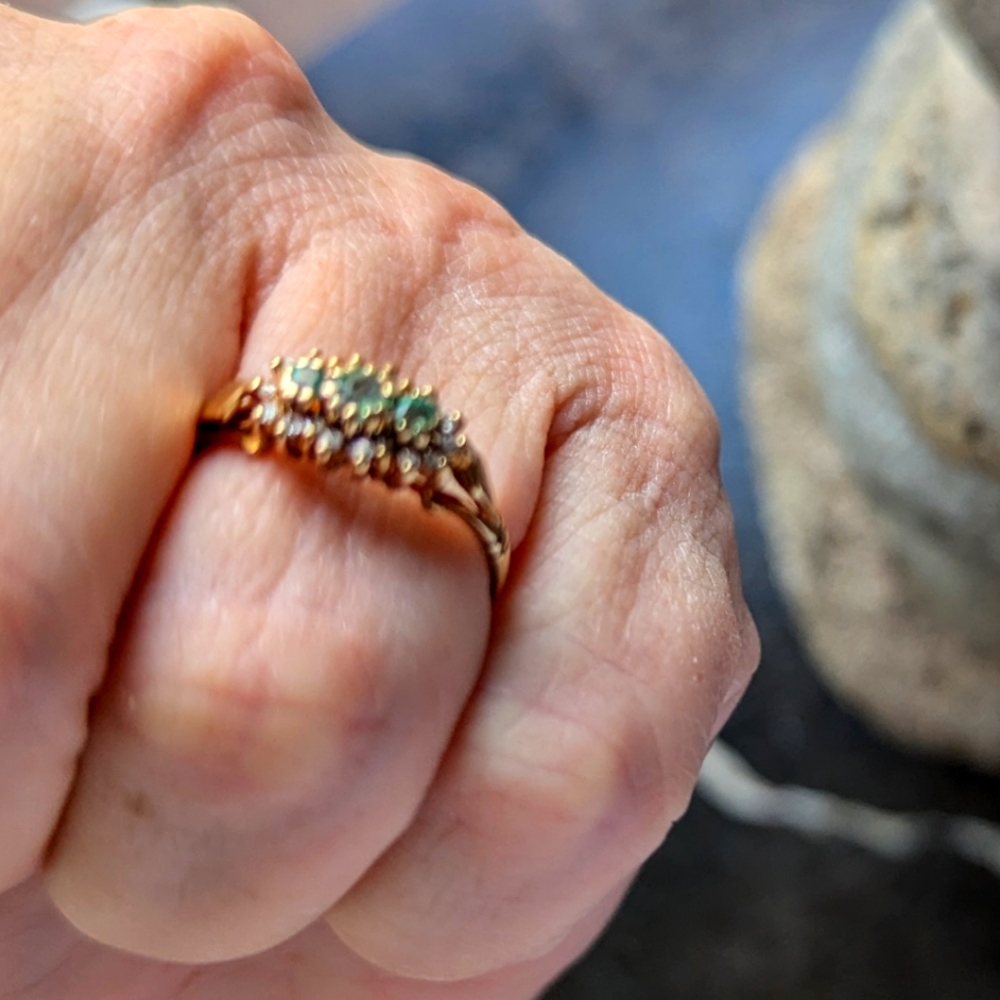 Antique Gold (9k) Ring with Green Stones - Picture 3 of 8
